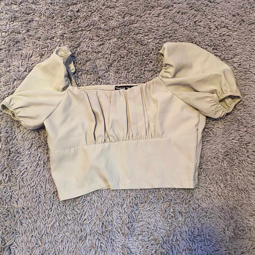 Puffy shoulder crop top